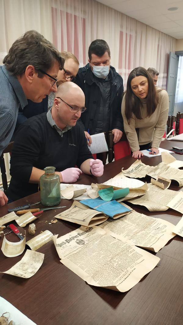 Co odkryto w kapsule czasu – zdjęcia/film